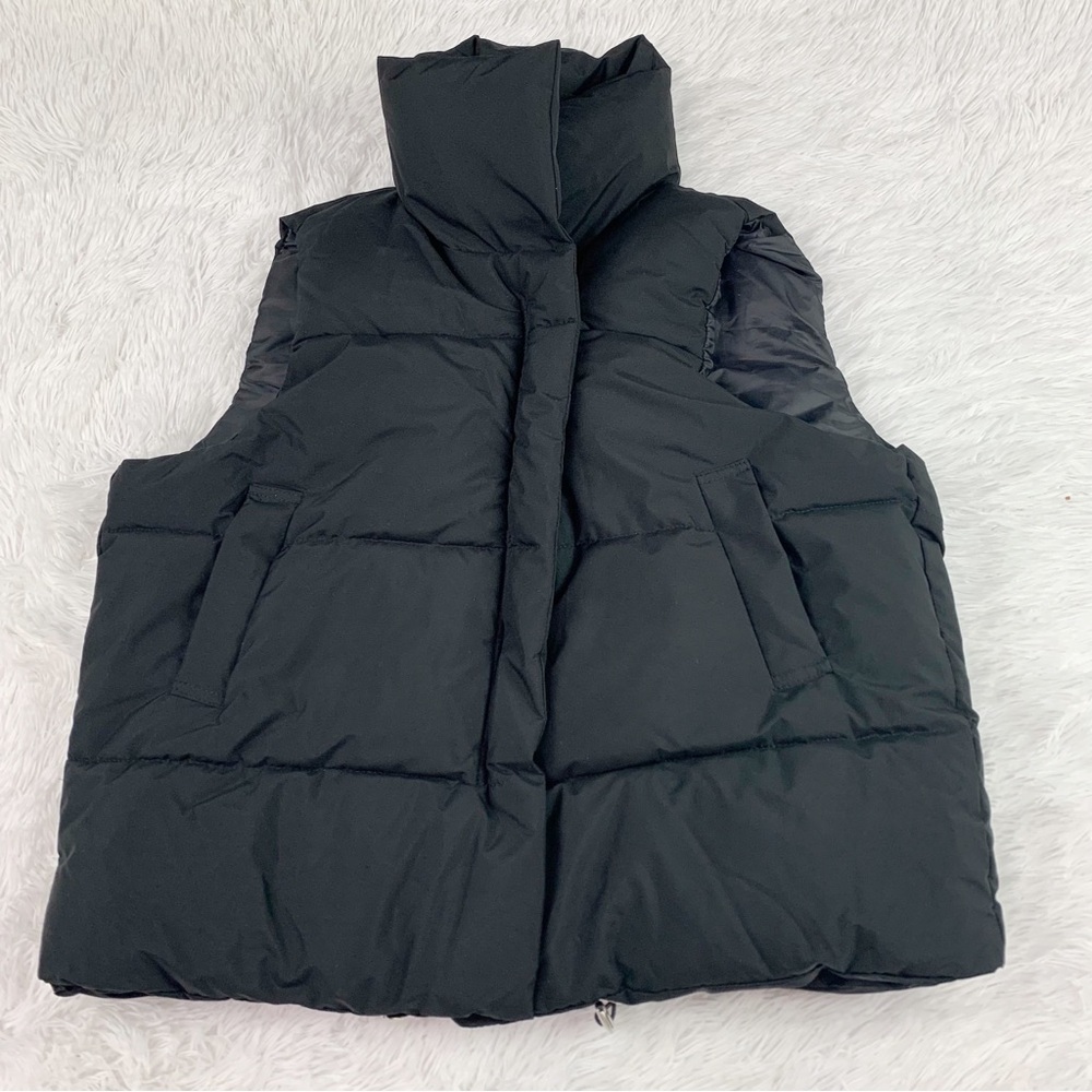 Puffer vest jacket in black full zip